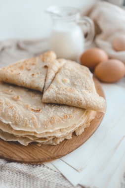 Ev yapımı krep yığını, günaydın konsepti..