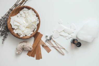 Beyaz arkaplanda mum üretmek için ayarlandı. Eko soya cilası ve mum yapımı aletler. Kandil mumları. Hobi konsepti.
