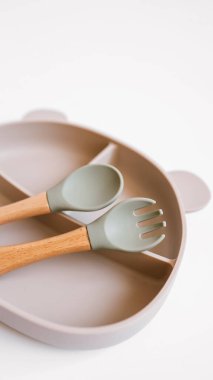 Bebek için silikon bulaşık takımı. İlk bebek maması konsepti, çocuklara yemek servisi..
