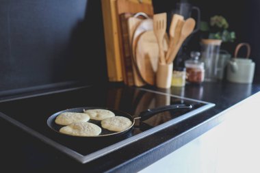 Kahvaltı hazırlıyorum, tavada krep yapıyorum..