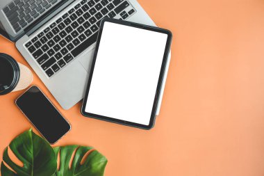 Metnin ve iş konseptin için ayrılmış ekranlı tablet.