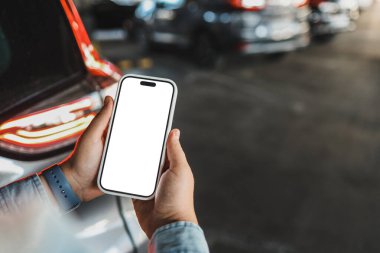 Bir arabanın arka planında izole ekran olan telefon.