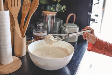 Krep için hamur yoğurmak, ev yapımı kahvaltı hazırlamak..