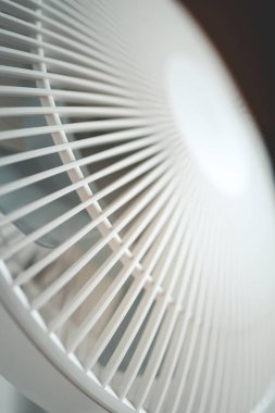 Açık beyaz arka planda beyaz masaüstü elektrikli vantilatör. Kopyalama alanı olan en küçük konsept.