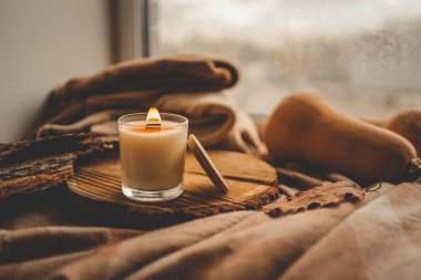 Evin içinde yanan mum, sonbahar estetiği..