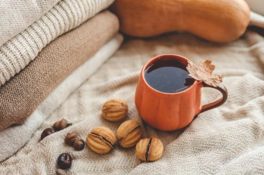 Bir fincan sıcak çay ve yaprak, sonbahar havası..