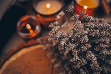 Lavanta ve eski bir ahşap zemin üzerine mumlar.