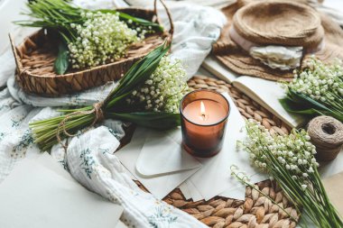 Yanan mum ve vadi zambakları, estetik ev atmosferi..