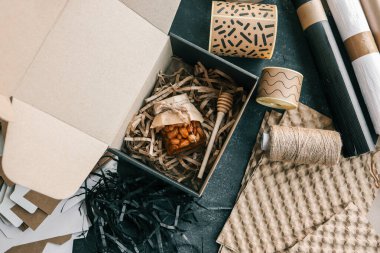 Paketinde fındık olan bal yap..