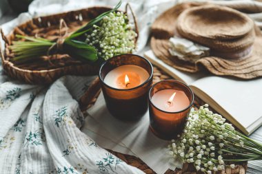 Yanan mum ve vadi zambakları, estetik ev atmosferi..