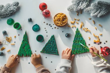 Çocuk boyama makarnası yaratıcılığı, Noel etkinliği fikri.