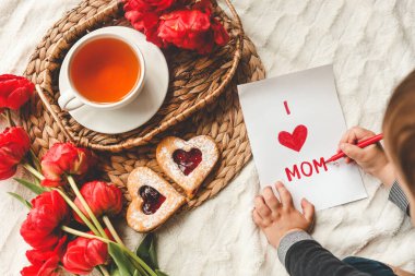 Çocuk anneler günü için bir kart çekiyor, festival konseri..