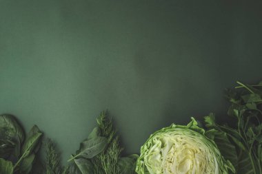 Yeşil sebzeler ve koyu yapraklı gıda arka planı sağlıklı beslenme kavramı olarak organik olarak yetişen sağlıklı bir ürün..