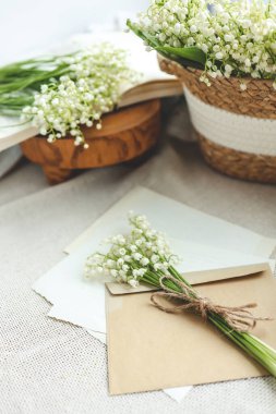 Vadinin zambak buketi yakın plan ve tebrik kartı üst görünümü.