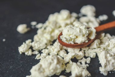 Doğal süzme peynir. Doğal süt ürünleri.