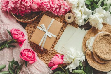 Yay ve pembe şakayıklı hediye kutusu, tatil konsepti..