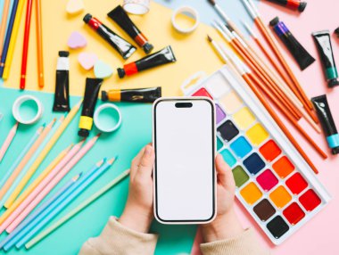 Bir okul çocuk ofisinin arka planında izole bir ekran bulunan telefon ellerinde..