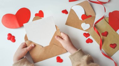 Sevgililer günü, kağıt bir kalp zarfında bir not. Üst Manzara. Uzayı kopyala Metin için yer.