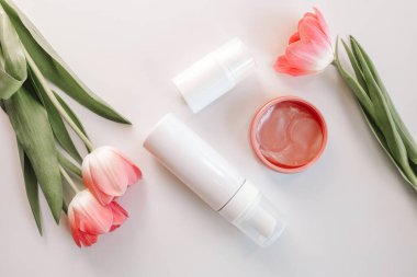 Beyaz arkaplanda kozmetik ve göz bantları, metin için boşluk.