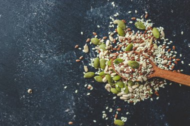 Beyaz arka planda organik tahıl ve tahıl tohumu karışımı. Sağlıklı gıda veya karbonhidrat besin türü ve tarımsal ürün kavramı için.