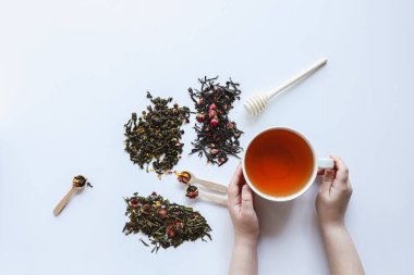 Beyaz arka planda bir fincan çay, çay zamanı..