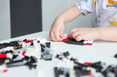 Çocuk inşaatçıyı katlıyor, konsept geliştirme.