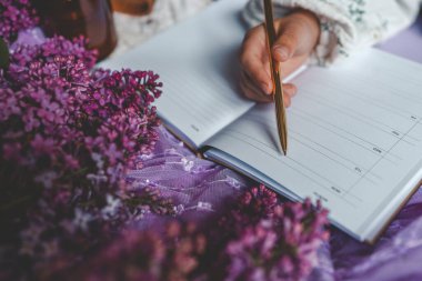 Kız bir deftere yazıyor, estetik..