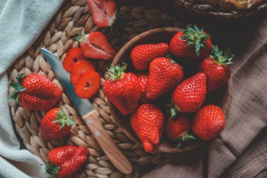 Tahta kasede çilek. Tahta masada taze çilekler var. Günaydın ve kahvaltı konsepti.