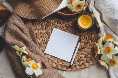 Tebrik etmek için bir yeri olan boş bir kağıt, mumlar ve çiçekler..