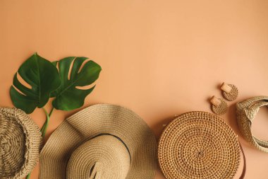 Yazın renkli afiş, hasır şapka, çanta, sandaletler.