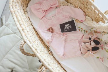 Beşikteki yeni doğmuş bir bebek için şık kıyafet, beklenti içinde kavram..