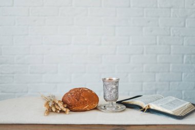 Şarap, ekmek ve açık İncil, komünyon kavramı..