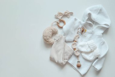 Pastel renkli yeni doğmuş bir bebek için bebek kıyafetleri..