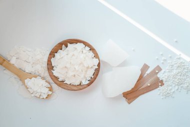 Beyaz arkaplanda mum üretmek için ayarlandı. Eko soya cilası ve mum, aletleri üst görünüm, düz döşeme. Kandil mumları. Hobi konsepti.