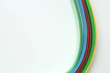 Beyaz arkaplandaki kıvrımlı kağıdın yakın plan, titrer.