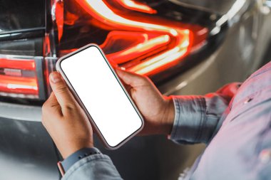 Bir arabanın arka planında izole ekran olan telefon.