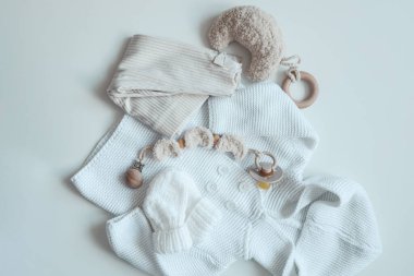Pastel renkli yeni doğmuş bir bebek için bebek kıyafetleri..