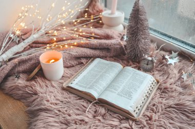 Sıcak, pembe kış sabahı atmosferinde açık İncil.