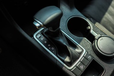 Modern pahalı bir arabanın içinde deri kaplama otomatik vites..