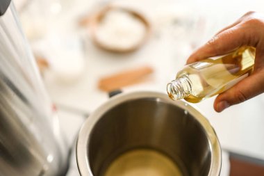 Kadın mum kokusu yayıyor, imalat süreci.