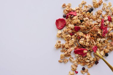 Kaşık üzerindeki granola beyaz arka planda izole edilmiş, kopyalama alanı. Sağlıklı atıştırmalık ya da kahvaltı konsepti - ev yapımı granola.