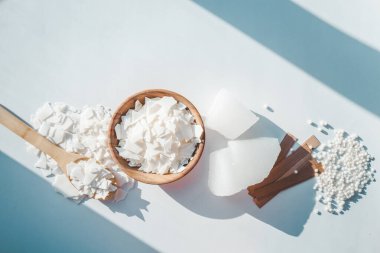 Beyaz arkaplanda mum üretmek için ayarlandı. Eko soya cilası ve mum, aletleri üst görünüm, düz döşeme. Kandil mumları. Hobi konsepti.