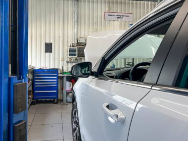 Benzin istasyonunda asansördeki beyaz araba..