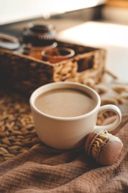 Sıcak bir ev içinde bir fincan kahve ve kurabiye, günaydın konsepti.
