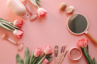 Kozmetik set üst görünüm düz pembe arkaplan üzerinde yatıyordu.