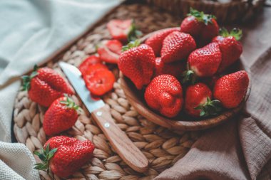 Tahta kasede çilek. Tahta masada taze çilekler var. Günaydın ve kahvaltı konsepti.