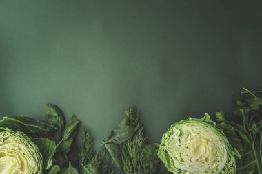 Yeşil sebzeler ve koyu yapraklı gıda arka planı sağlıklı beslenme kavramı olarak organik olarak yetişen sağlıklı bir ürün..