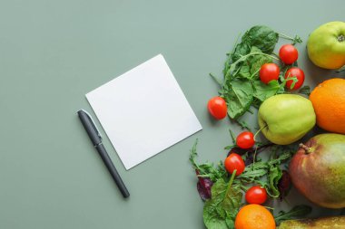 Renkli bir arka planda kağıt ve sebzeli kalem..