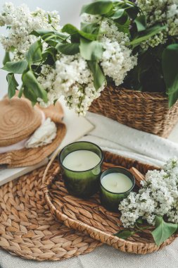 İki mum ve bir sepet beyaz leylak, estetik fotoğraf..
