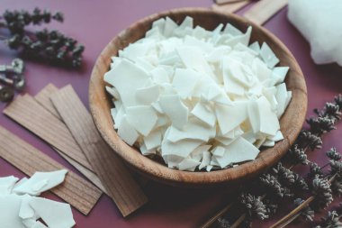 Mum yapımı seti ve lavanta renkli arkaplan görünümlü, düz yatar.